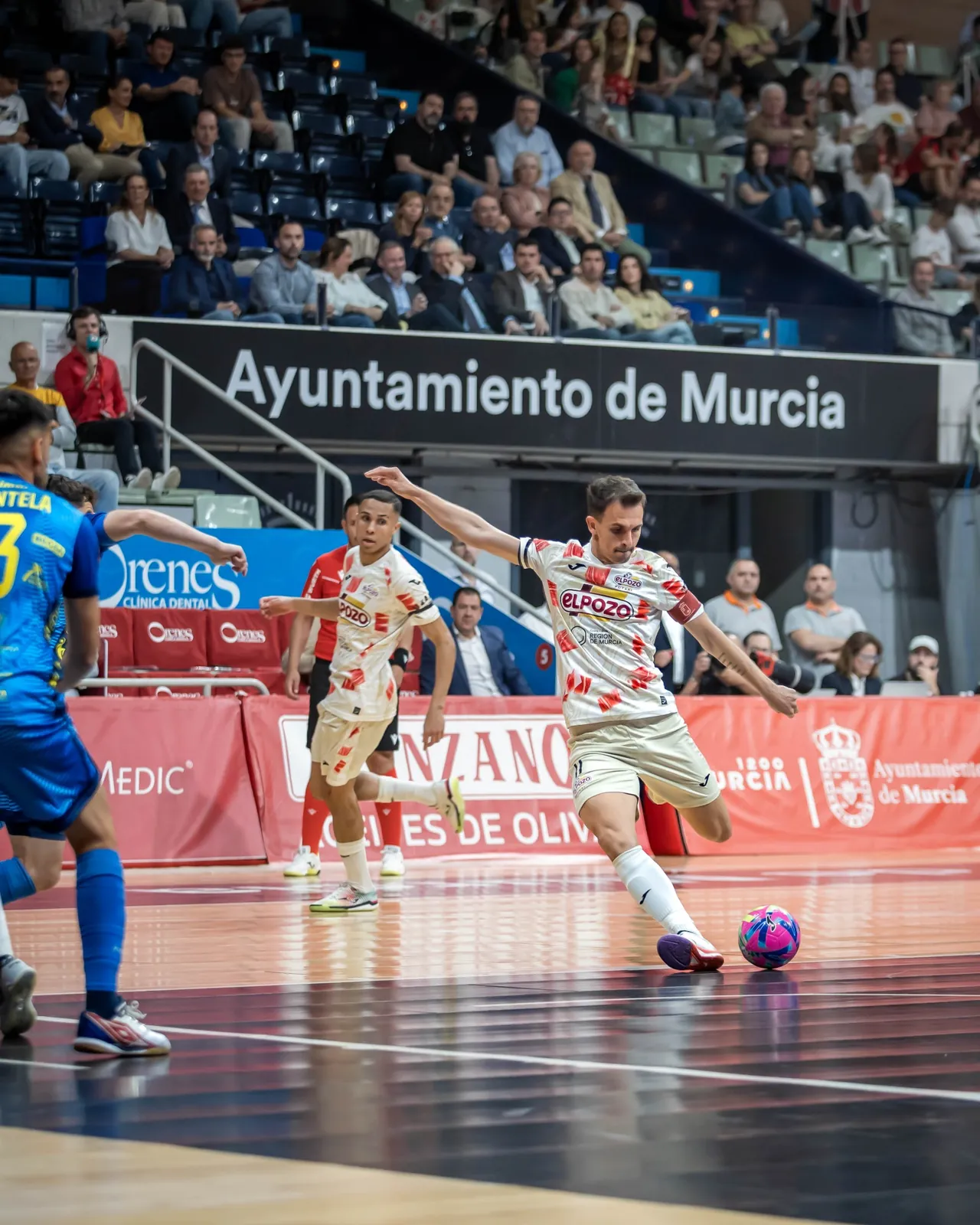 Acción de fútbol sala durante un partido en pabellón
