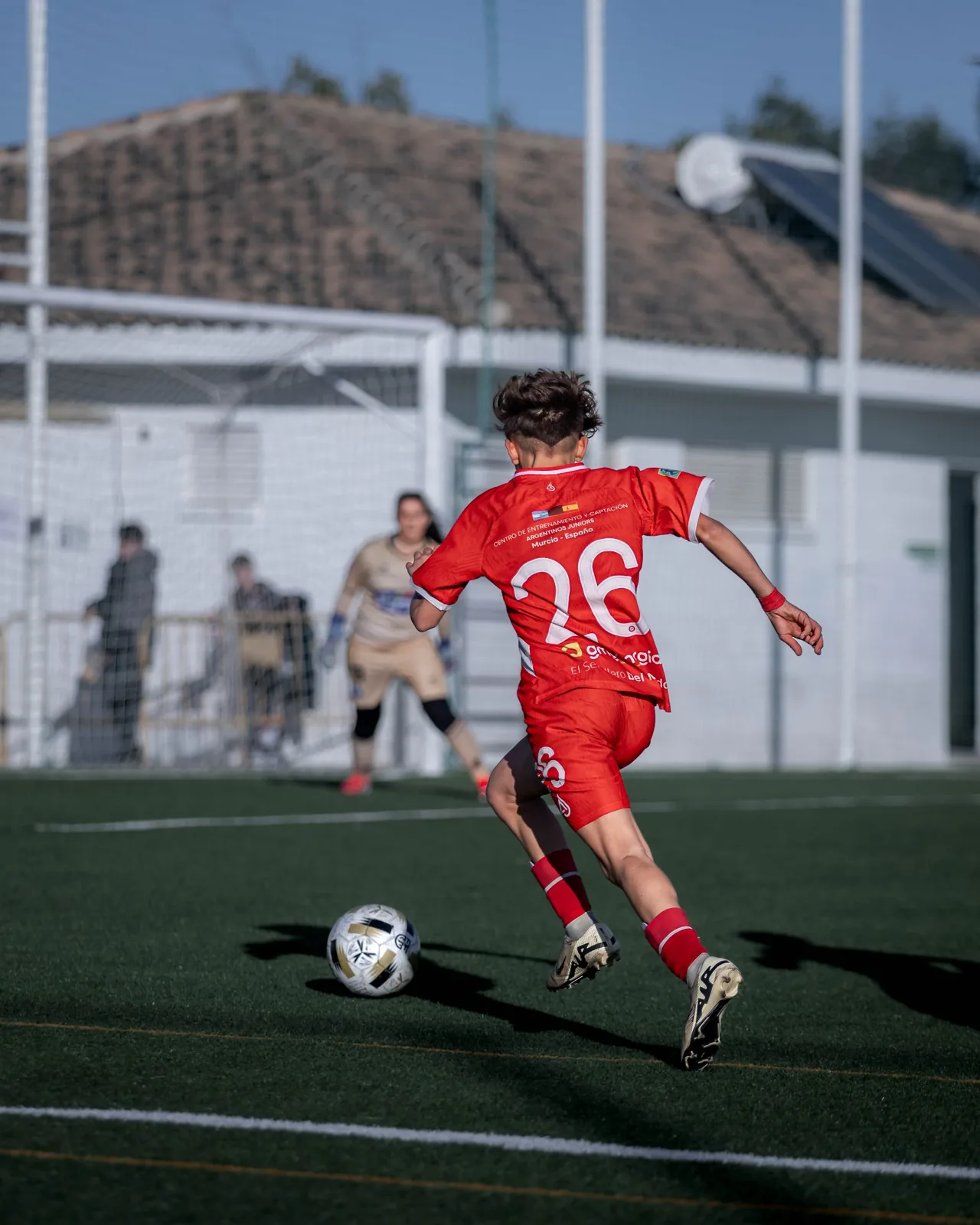 Jugador de fútbol realizando una acción de ataque por banda