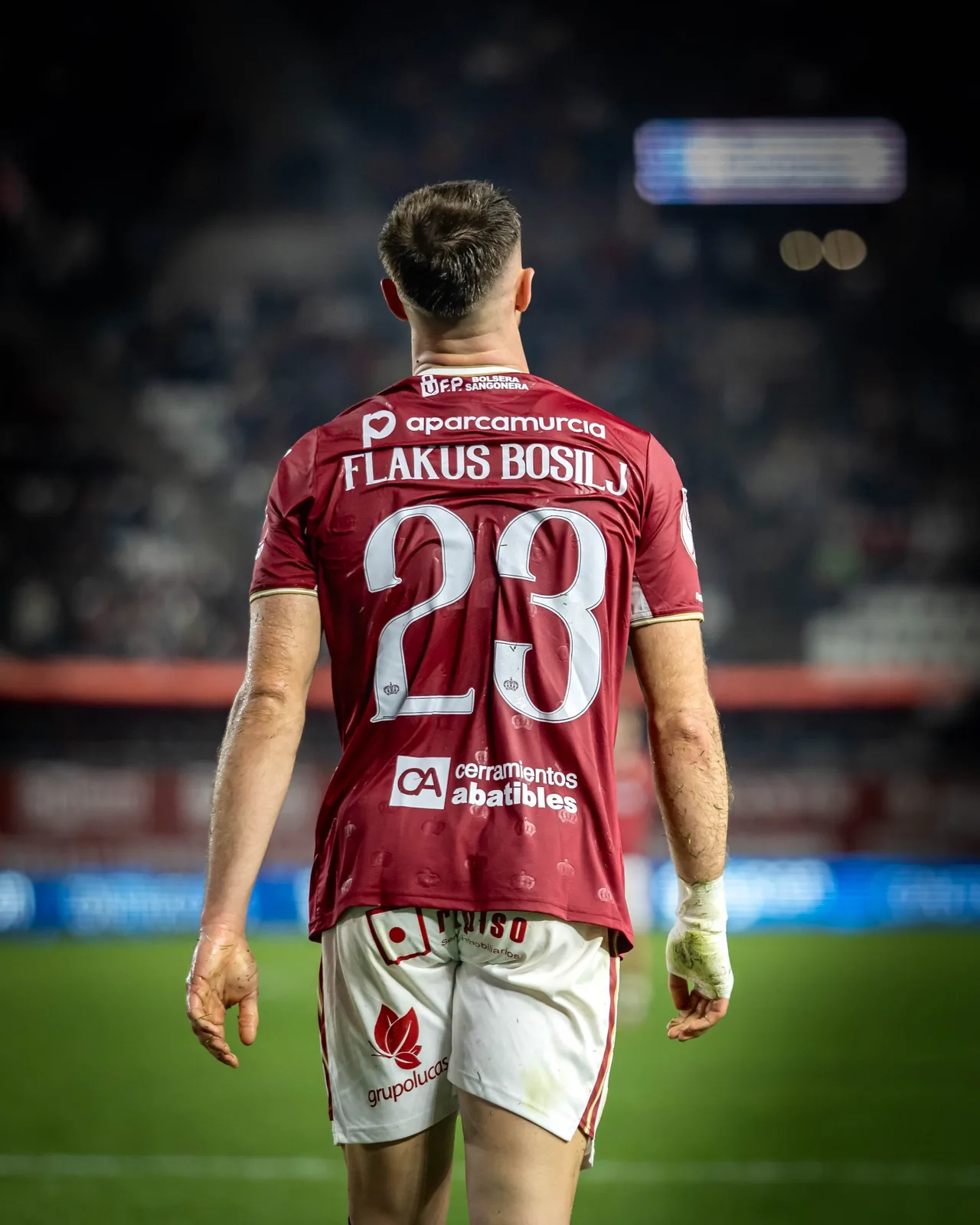 Jugador de fútbol visto de espaldas durante un partido