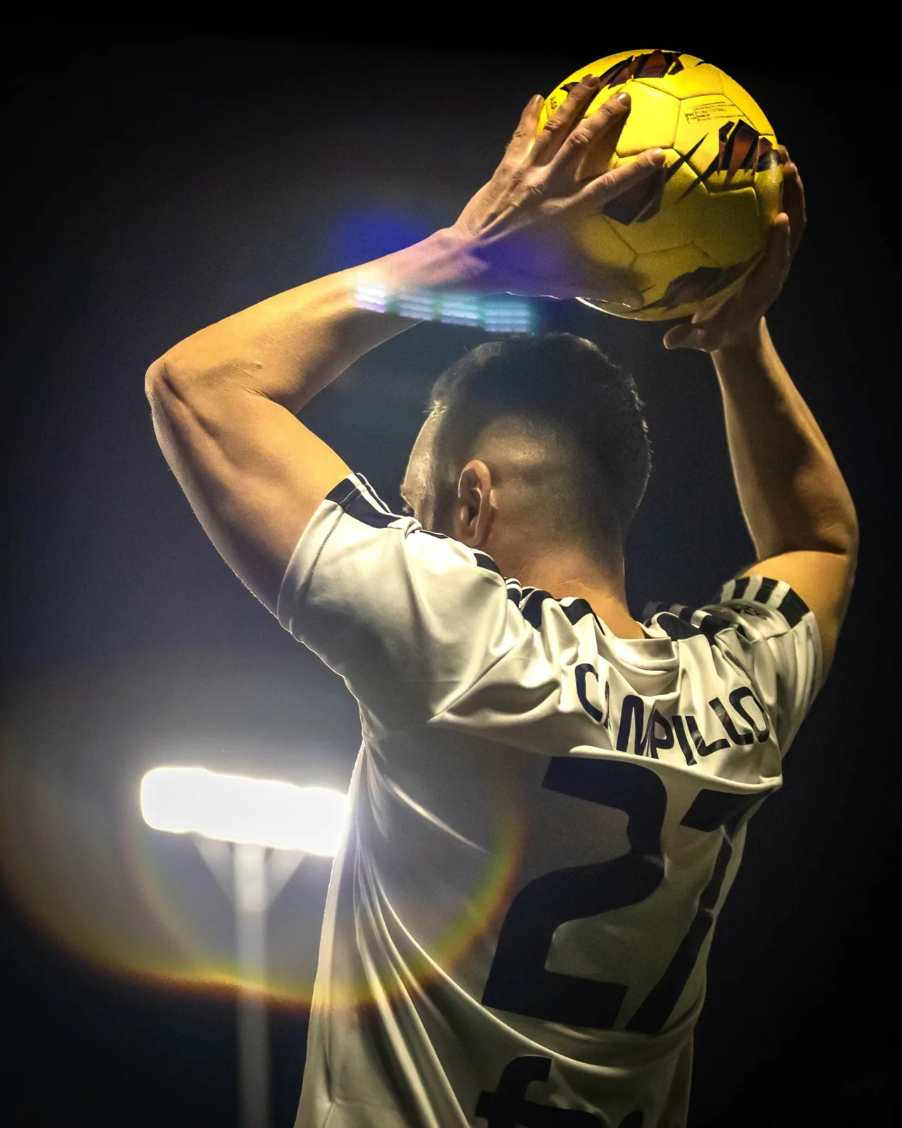 Portero de fútbol sala preparándose antes de una acción de juego