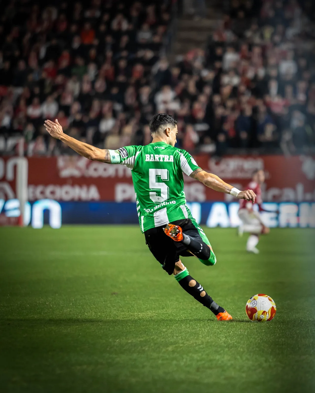 Jugador de fútbol conduciendo el balón en una acción de ataque