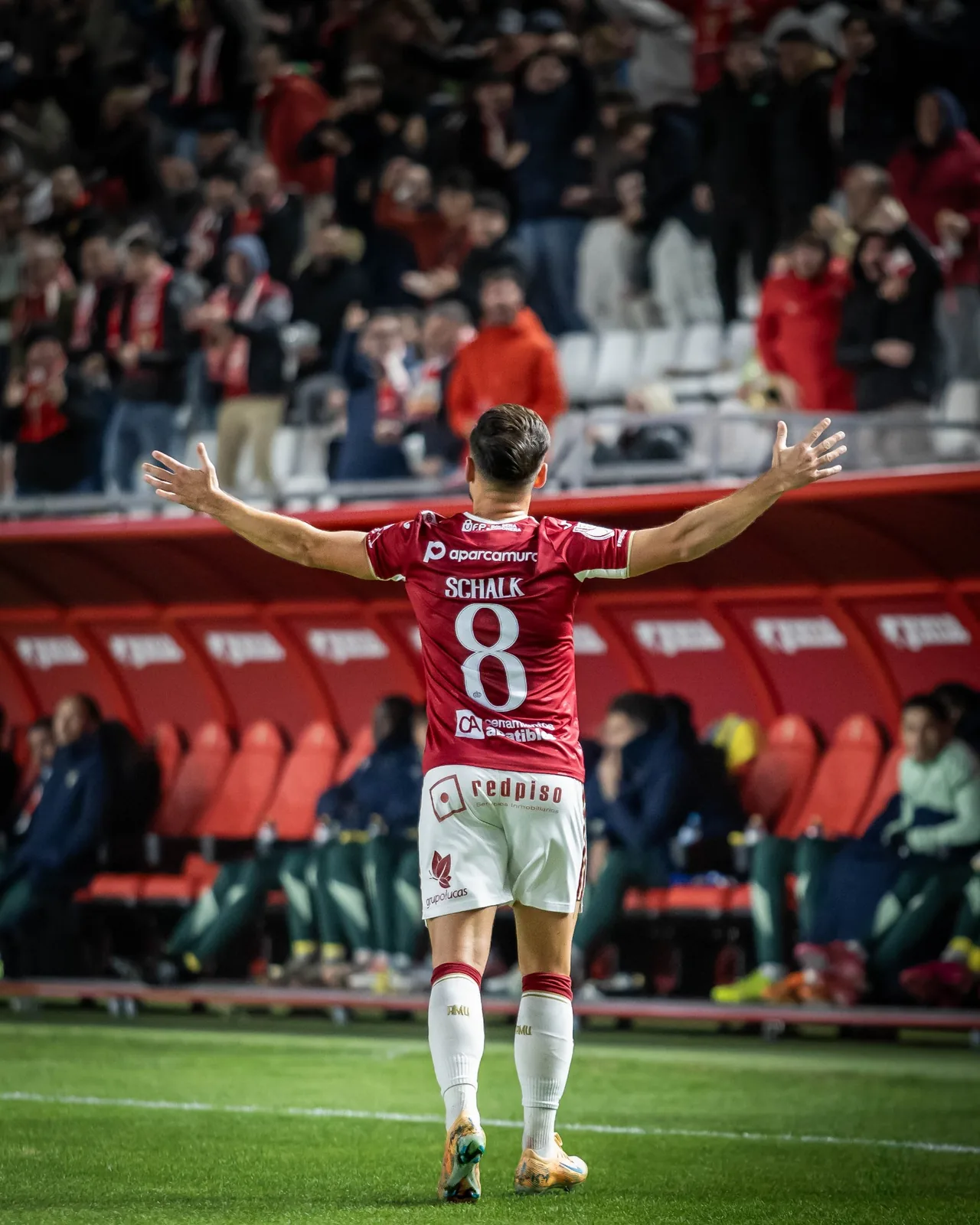 Jugador de fútbol celebrando una acción durante un partido