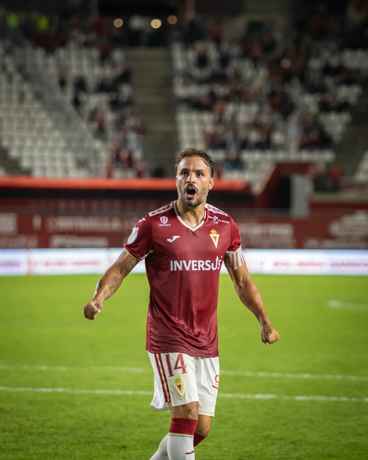 Jugador de fútbol caminando sobre el césped durante un partido
