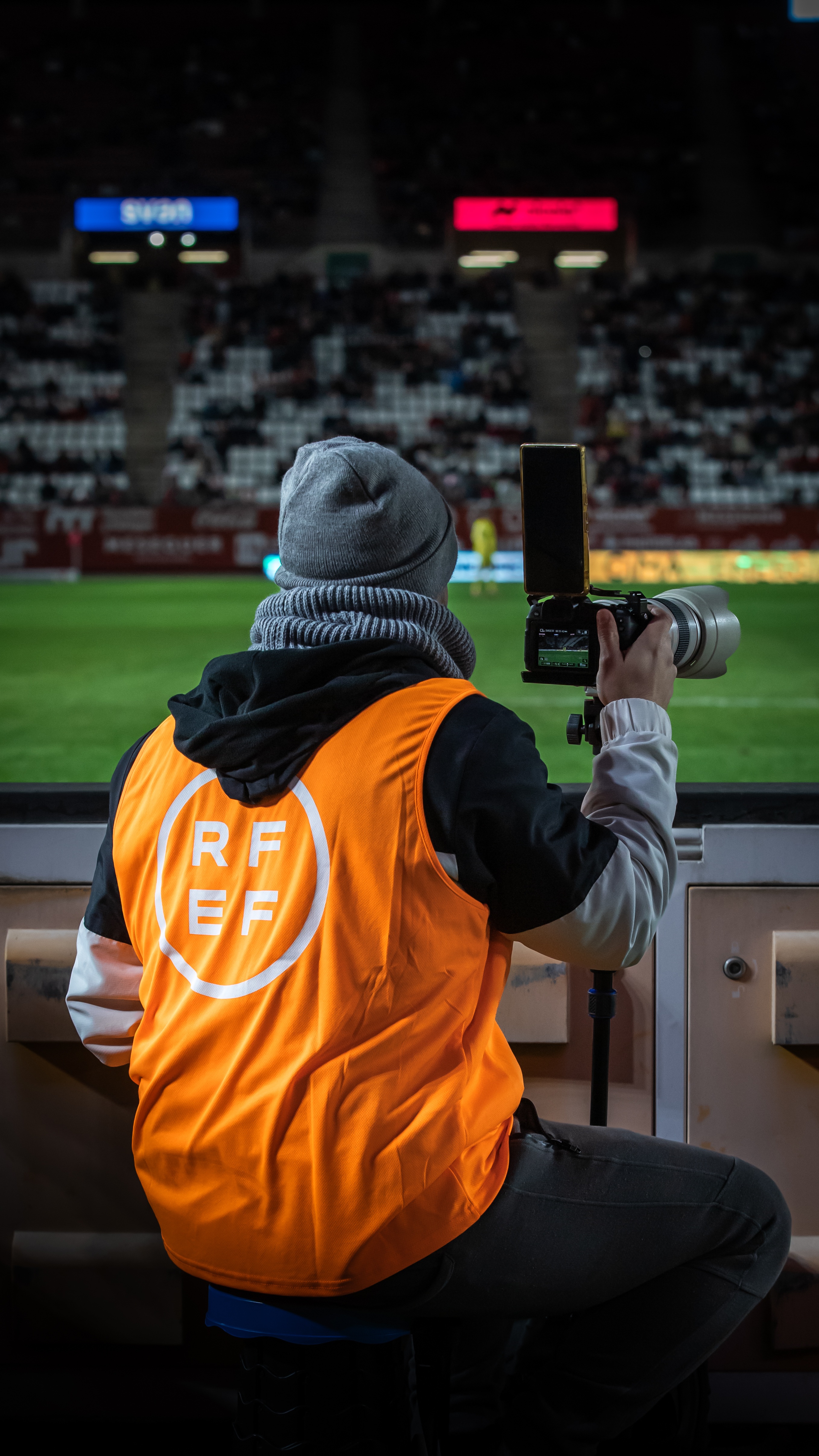 Fotógrafo deportivo trabajando en pista